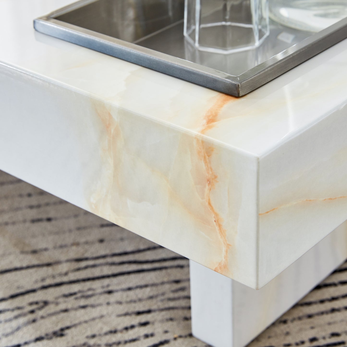 A modern and practical coffee table with imitation marble patterns, made of MDF material. The fusion of elegance and natural fashion 31.4"* 31.4"* 12 "