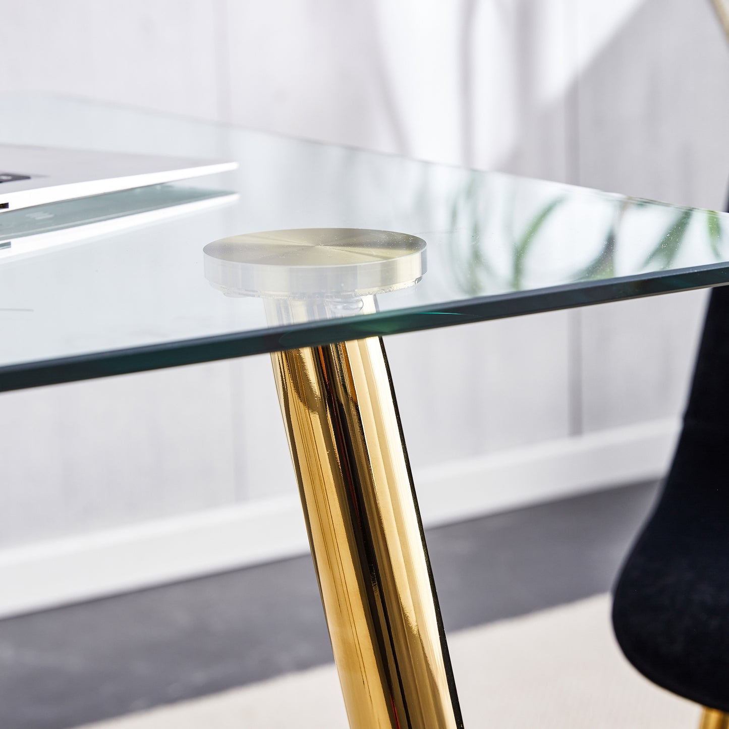 （预计2024-12-26 ~ 2025-01-02到货）Modern Minimalist Rectangular Glass Dining Table for 4-6 with 0.31" Tempered Glass Tabletop and Golden plating Metal Legs, Writing Table Desk, for Kitchen Dining Living Room, 51" *31"*30".F-1544